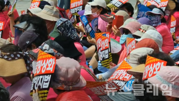 4일 오전 서울 종로구 보신각 앞에서 열린 '의사 집단휴진 철회 및 재발방지법 제정 환자촉구대회'. 사진=김동길 기자