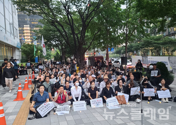 3일 오후 서울지방고용노동청 앞에서 진행된 '화성 아리셀 화재참사 희생자 추모행동'. 사진=이주노동자운동후원회
