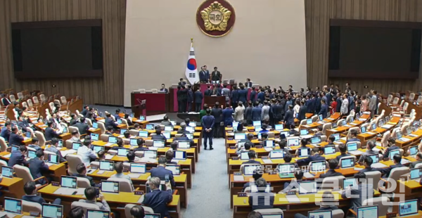 지난 4일 오후 서울 국회에서 열린 본회의에서 순직 해병 수사 방해 및 사건 은폐 등의 진상규명을 위한 특별검사의 임명 등에 관한 법률안이 통과되고 있다.