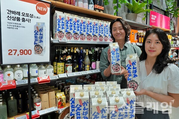 롯데마트 월드타워점 주류매장에서 대용량 '간바레 오또상'을 홍보하는 박채원과 장세욱 상품기확자(MD)의 모습. 롯데쇼핑 제공