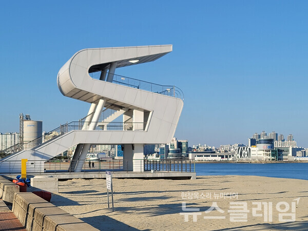 송도해수욕장에서 영일만을 바라볼 수 있는 ‘송도워터폴리’ 전망대다. 해수욕장 남쪽 포항제철 가까이에 커다란 유리공 형태의 전망대가 하나 더 있다. 사진=오근식 객원위원