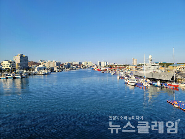 포항운하를 건너는 다리 위에서 바라본 포항구항이다. 1962년 개항 당시에는 포항항으로 불렸으나 영일만 입구에 현대식 항구가 건설되면서 포항구항으로 불린다. 사진=오근식 객원위원