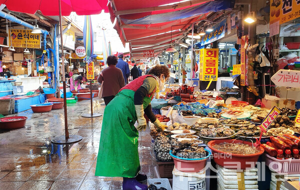 죽도어시장은 활어부터 가공 해산물과 건어물까지 없는 것을 찾아보기 어려운 전통시장이다. 포항에 온 관광객이라면 반드시 방문해야 할 곳이다. 사진=오근식 객원위원