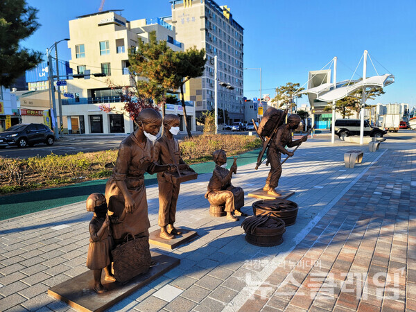 구항을 바라보며 영일대해수욕장으로 가는 길에 죽도시장의 옛 모습을 보여주는 조형물이 서 있었다. 이곳을 걸을 당시에는 코로나-19가 아직 기승을 부릴 때였는데 누군가 마스크를 씌웠다. 사진=오근식 객원위원