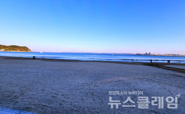 영일대해수욕장에서 내다 보이는 영일만 풍경은 멋지다. 오른쪽에서 호미반도가 뻗어나가고 있고 그 너머 먼 바다에는 포항신항을 드나드는 대형 선박이 보인다. 사진=오근식 객원위원