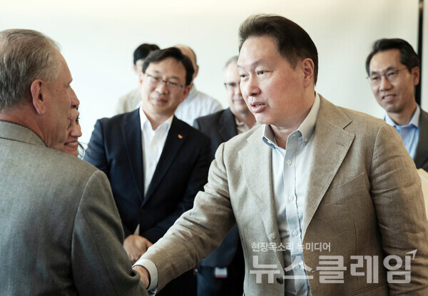 최태원 회장이 지난 2일(현지시간) 뉴저지에 위치한 SK바이오팜의 미국 법인 SK라이프사이언스 본사를 찾아 바이오 사업 현황을 점검하고 있다. SK그룹 제공