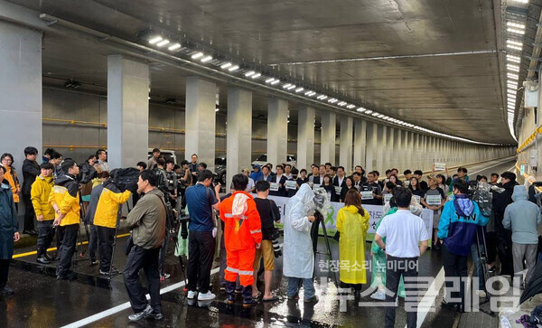 8일 오전 청주시 오송읍 궁평 제2지하차도에서 진행된 '오송참사1주기 추모기간선포 기자회견'. 사진=오송지하차도참사 시민대책위