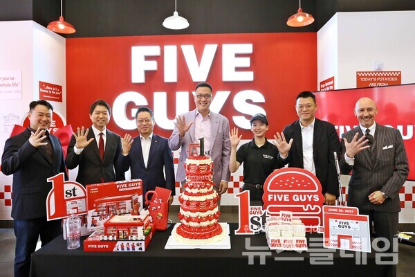 지난달 국내 론칭 1주년을 맞아 1호점인 파이브가이즈 강남에서 김동선 부사장(가운데)을 비롯한 주요 관계자들이 케이크 커팅식을 하고 있다. 에프지코리아 제공