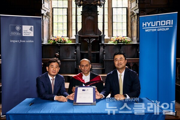(왼쪽부터)HMG경영연구원장 김견 부사장, 옥스포드 대학 경영대 수미트라 두타(Soumitra Dutta) 학장, GSO본부장 김흥수 부사장이 ‘옥스포드-현대차그룹 미래연구센터’ 개소식에서 기념사진 촬영을 하고 있다. 현대차그룹 제공