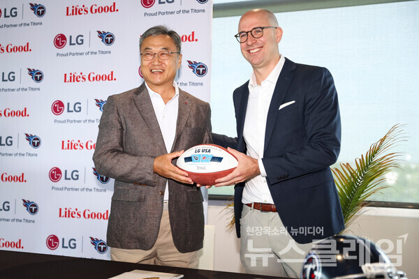 LG전자가 미국 생활가전 핵심 생산거점인 미국 테네시 지역의 프로풋볼팀을 후원하며 지역사회와 소통한다. 후원 연장 기념 행사에 참여한 LG전자 북미지역대표 겸 미국법인장 정규황 부사장(좌)과 타이탄스 COO 댄 월리(우). LG전자 제공