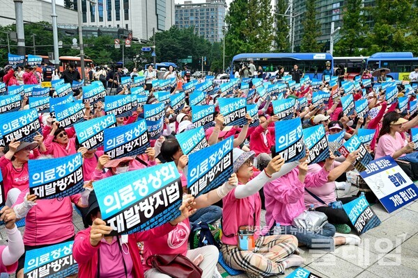 지난 4일 오전 서울 종로구 보신각에서 열린 '의사 집단휴진 철회 및 재발방지법 제정 환자촉구대회. 사진=한국환자단체연합회