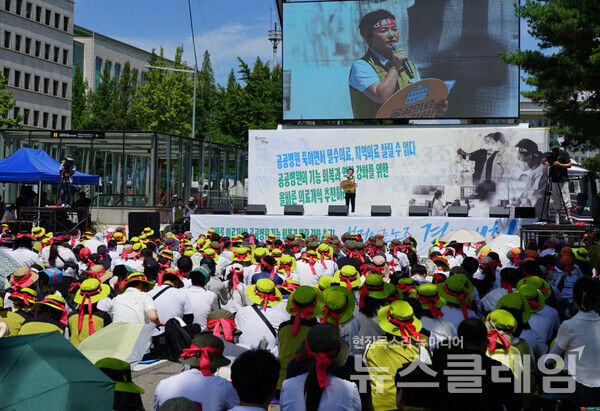 10일 오전 서울 여의도 국회 앞에서 열린 '공공의료 강화의 날 결의대회'. 사진=보건의료노조