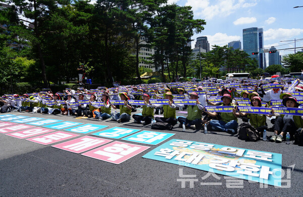 10일 오전 서울 여의도 국회 앞에서 열린 '공공의료 강화의 날 결의대회'. 사진=보건의료노조