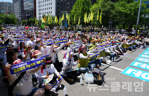 10일 오전 서울 여의도 국회 앞에서 열린 '공공의료 강화의 날 결의대회'. 사진=보건의료노조