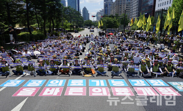 10일 오전 서울 여의도 국회 앞에서 열린 '공공의료 강화의 날 결의대회'. 사진=보건의료노조