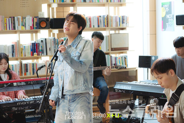 ‘타이니 데스크 코리아 2024’ 이무진편 촬영 스틸컷. LG유플러스 제공