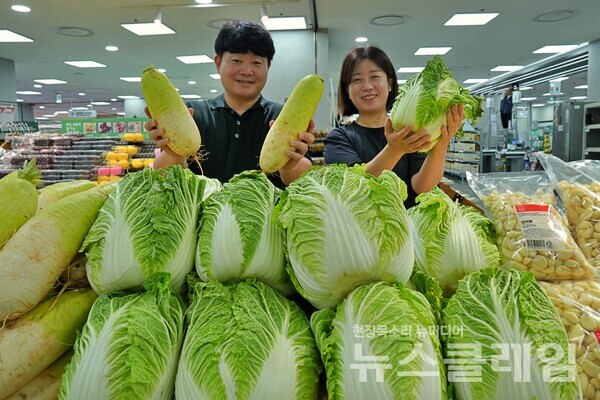 제타플렉스 잠실점 농산매장에서 상생 농산물을 홍보하고 있는 이동은MD(왼쪽), 홍윤희MD(오른쪽). 롯데쇼핑 제공
