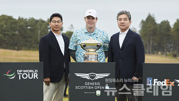 (왼쪽부터)제네시스사업본부장 송민규 부사장, '2024 제네시스 스코티시 오픈' 우승자 로버트 매킨타이어, 현대차 장재훈 사장이 기념촬영을 하고 있다. 제네시스 제공