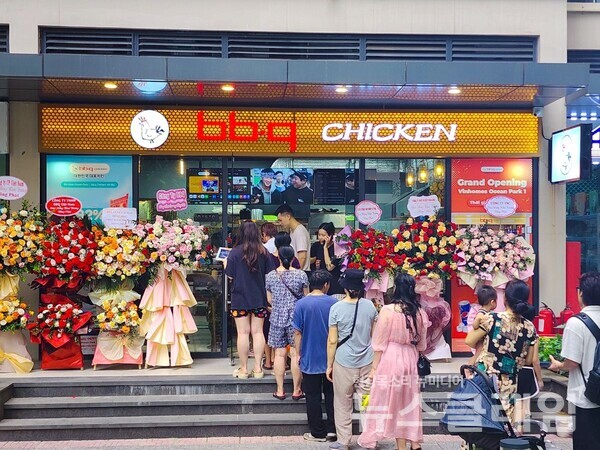 제너시스BBQ 그룹(회장 윤홍근)은 베트남의 수도 하노이의 동부 신도시인 오션파크에 배달∙포장 전문 BSK(BBQ Smart Kitchen) 매장인 'BBQ 오션파크점'을 오픈했다고 15일 밝혔다. BBQ 제공