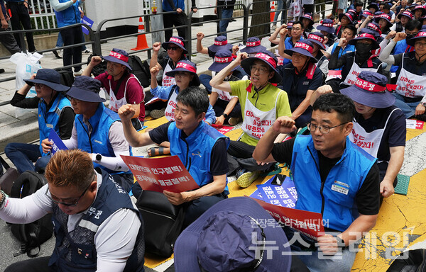 15일 서울 종로구 정부서울청사 일대에서 열린 '공무원 임금 정액 인상 쟁취 결의대회'. 사진=공노총