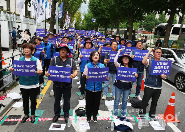 15일 서울 종로구 정부서울청사 일대에서 열린 '공무원 임금 정액 인상 쟁취 결의대회'. 사진=공노총