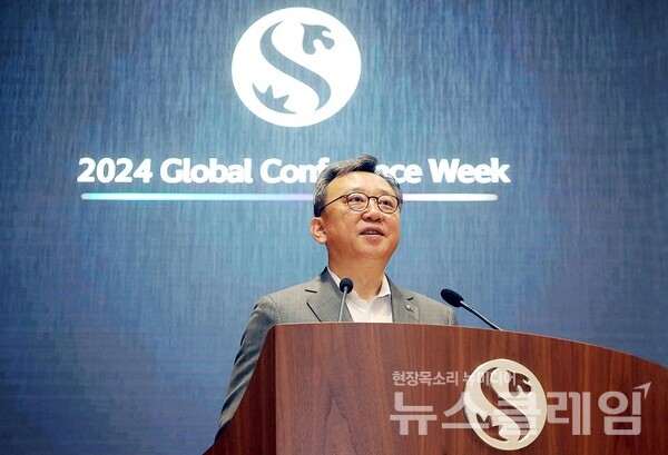 지난 15일 서울 중구 소재 신한은행 본점 20층 대강당에서 진행한 ‘글로벌 컨퍼런스 위크’에서 신한은행 정상혁 은행장이 환영사를 하고 있다. 신한은행 제공