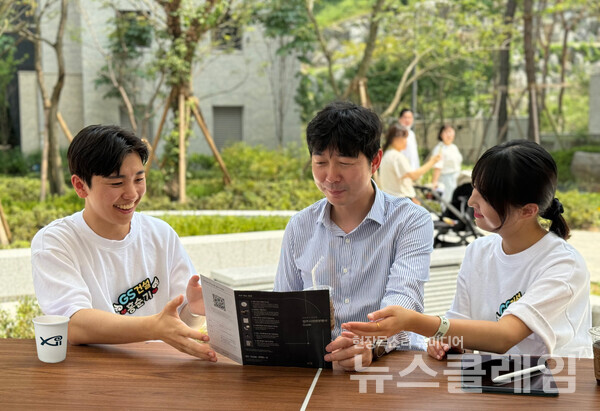 경기도 광주시에 들어서는 자이(Xi) 아파트 입주자 사전 방문 행사에 참석한 GS건설 24년 7월 입사한 신입사원들이 입주 예정 고객의 목소리를 경청하고 있다. GS건설 제공