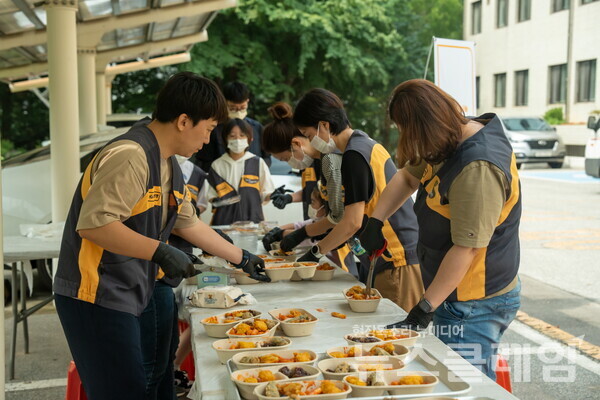 KB국민은행(은행장 이재근)은 연간 사회봉사 프로그램 ‘KB 희망나눔 프로젝트’의 참가자 수가 1000명을 넘어섰다고 16일 밝혔다. KB국민은행 제공