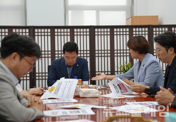 16일 오전 서울 여의도 국회 앞에서 열린 '교원의 정치기본권 설문 결과' 발표 및 입법 촉구 기자회견'. 사진=전교조