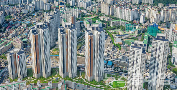 고척아이파크에는 옥상과 벽면에 태양광 패널이 설치돼 태양광 에너지를 활용하고 있다. HDC현대산업개발 제공