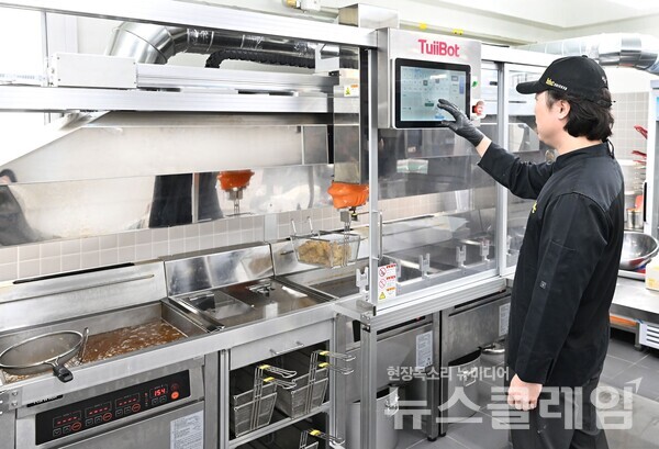 bhc치킨(대표 송호섭)은 지난달 ▲대구경대북문점에 이어 이달 4개 매장에서 튀봇을 추가 도입해 총 6개 매장에서 튀김로봇을 운영한다고 17일 밝혔다. bhc치킨 제공
