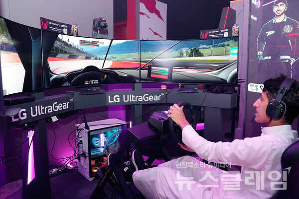 행사장 곳곳에 마련된 체험 부스에서 방문객들이 LG 울트라기어 게이밍 모니터로 게임을 즐기는 모습. LG전자 제공