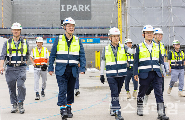 (사진 왼쪽부터)김윤호 고덕 아이파크 디어반 현장 소장, 박홍근 시공혁신단장, 조태제 HDC현대산업개발 대표이사, 박호종 시공혁신단 부단장이 고덕 아이파크 디어반 현장을 찾아 구조자문 활동을 하고 있다. HDC현대산업개발 제공
