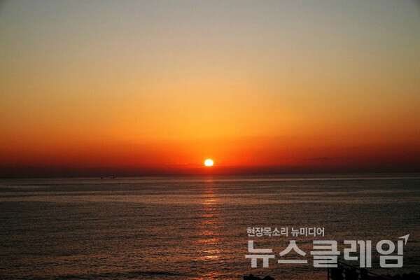 전날 칠포 마을까지 걷고 바닷가 숙소에서 묵었는데, 운이 좋아 떠오르는 해를 보고 둘째 날 걷기를 시작할 수 있었다. 사진=오근식 객원위원