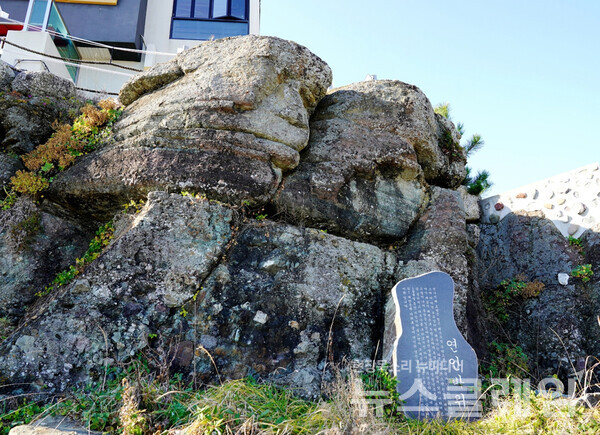 연인바위라는 설명을 읽고 조금 떨어져서 다시 바라보니 정말 둘이 꼭 끌어안고 있는 모습의 바위다. 사진=오근식 객원위원