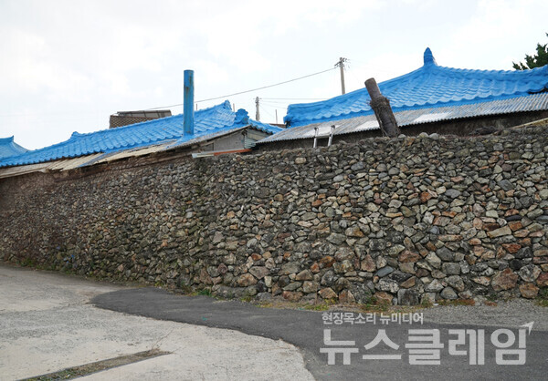 바닷바람과 파도를 막기 위해 높이 쌓아올린 돌담은, 언젠가 저 집이 헐리더라도, 그대로 남아 저 아름다움을 간직하기를 바라며 보고 또 보았다. 사진=오근식 객원위원