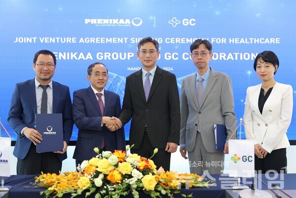 (좌측부터)레 안 선(Le Anh Son) 페니카-X(Phenikaa-X) 대표 겸 페니카 그룹 부대표, 호 쑤언 낭(Ho Xuan Nang) 페니카 그룹 회장, 허용준 GC 대표이사, 이상곤 GC녹십자의료재단 대표원장, GC 서시헌 베트남 프로젝트 TF 장. GC 제공