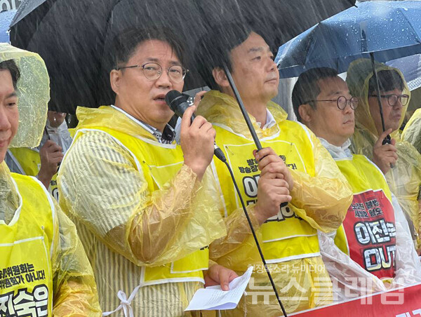 22일 오전 서울 여의도 국회 앞에서 진행된 '이진숙 사퇴 촉구 기자회견'. 사진=언론노조 MBC본부