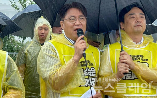 22일 오전 서울 여의도 국회 앞에서 진행된 '이진숙 사퇴 촉구 기자회견'. 사진=언론노조 MBC본부