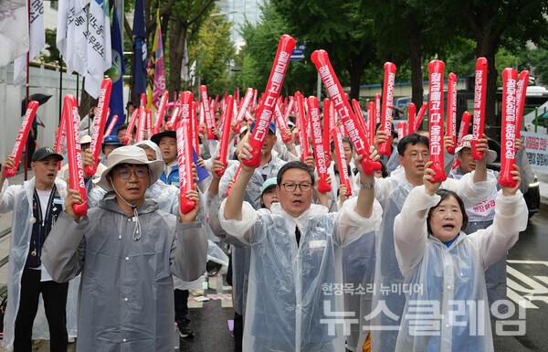 22일 오후 정부서울청사 후문 일대에서 열린 '공무원 임금 정액 인상 쟁취' 공무원노동조합 2차 결의대회. 사진=공노총