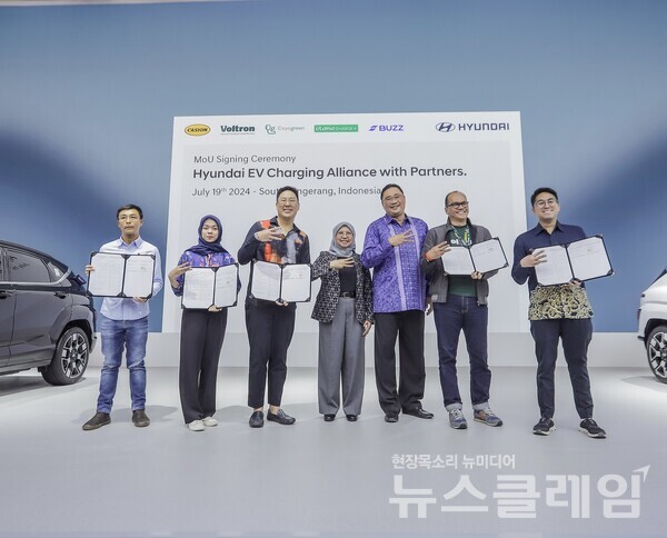 (왼쪽부터) Dayagreen社의 Sonny Mego 디렉터, Utomo Charge+社의 Tari 디렉터, Buzz社의 Wilfred Hanafi 디렉터, PLN의 Edi Srimulyanti 디렉터, 현대자동차 인도네시아 COO(최고 운영 책임자) Fransiscus Soerjopranoto, Voltron社의 Abdul Rahman Elly 디렉터, Casion社의 Kevin Ekaputra Pudjadi 디렉터가 19일(현지 시각) ‘2024 가이킨도 인도네시아 국제 오토쇼’에서 기념 사진을 촬영하고 있다. 현대차 제공