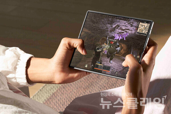 '갤럭시 Z 폴드6'로 '다크앤다커 모바일'을 플레이하는 모습. 삼성전자 제공