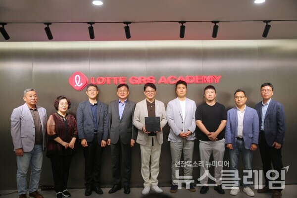 지난 22일 금천구 독산동에 위치해 있는 금천롯데타워 9층 롯데GRS 아카데미 히스토리 뮤지엄에서 차우철 대표이사(가운데)와 사외이사 및 롯데리아 가맹 협의회장등이 참석해 개소식 기념 촬영을하고 있다. 롯데GRS 제공