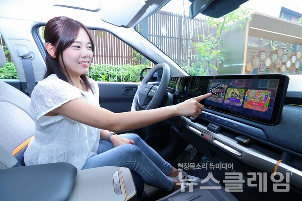 LG유플러스 모델이 더 기아 EV3에서 제공중인 게임포탈을 소개하고 있다. LG유플러스 제공