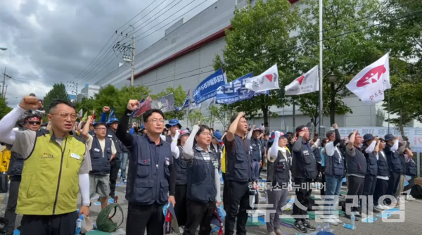 24일 오후 니토옵티칼 평택공장 앞에서 열린 '한국옵티칼 고공농성 200일 고용승계촉구, 먹튀방지법 제정 민주노총 결의대회'. 사진=민주노총