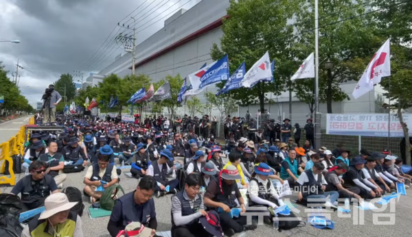 24일 오후 니토옵티칼 평택공장 앞에서 열린 '한국옵티칼 고공농성 200일 고용승계촉구, 먹튀방지법 제정 민주노총 결의대회'. 사진=민주노총