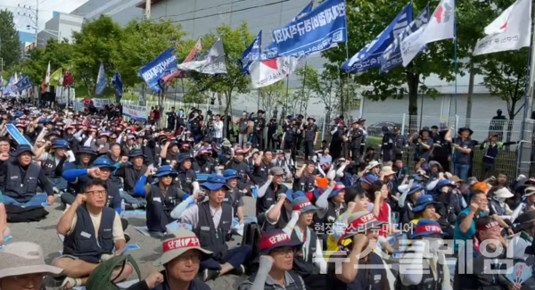 24일 오후 니토옵티칼 평택공장 앞에서 열린 '한국옵티칼 고공농성 200일 고용승계촉구, 먹튀방지법 제정 민주노총 결의대회'. 사진=민주노총