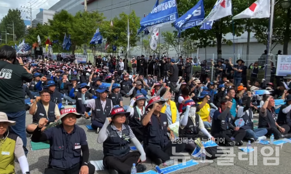 24일 오후 니토옵티칼 평택공장 앞에서 열린 '한국옵티칼 고공농성 200일 고용승계촉구, 먹튀방지법 제정 민주노총 결의대회'. 사진=민주노총