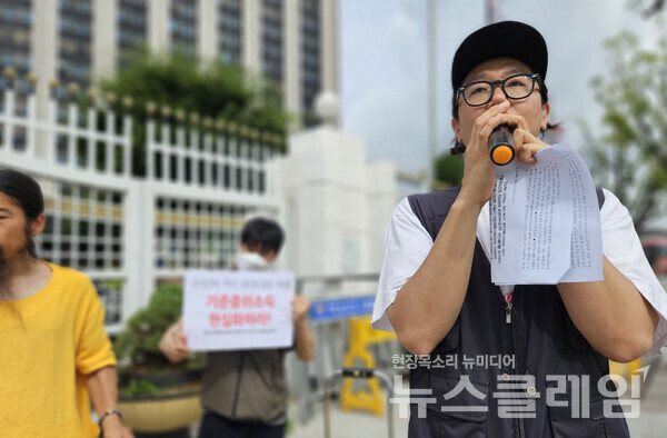 25일 오전 서울 정부종합청사 앞에서 열린 '기준중위소득 현실화와 부양의무자기준 완전 폐지 요구 민중생활보장위원회 기자회견'. 사진=빈곤사회연대