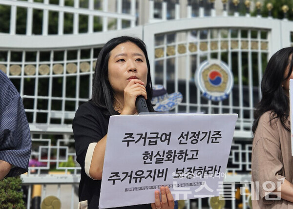 25일 오전 서울 정부종합청사 앞에서 열린 '기준중위소득 현실화와 부양의무자기준 완전 폐지 요구 민중생활보장위원회 기자회견'. 사진=빈곤사회연대